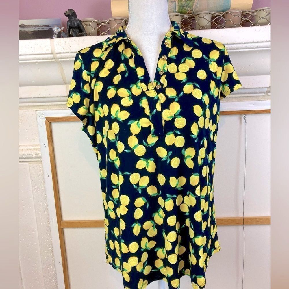 Jones NY fresh lemon print stretchy V neck button up top w/ cute collar runs big